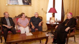La presidenta de la junta mayor, Begoña Sorolla; el secretario general, Vicente Sobrino y el prior, Juan Pedro Escudero, con el arzobispo./jmssmv