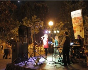 Los músicos de una orquesta durante una verbena en el Parque del Oeste Los músicos de una orquesta durante una verbena en el Parque del Oeste