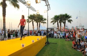 Una modelo desfila por la pasarela en la presentación de Piel de Toro en el Club Náutico Una modelo desfila por la pasarela en la presentación de Piel de Toro en el Club Náutico