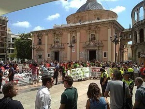 Protesta de trabajadores de la EMT y profesores interinos en la plaza de la Virgen