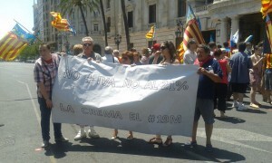 Un grupo de los falleros participantes en la protesta de hoy en la plaza del Ayuntamiento