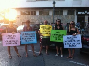 Protestas de las personas a quienes se les debe dinero en la tarde del pasado jueves/k.c.