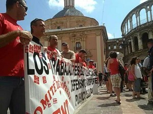 Protestas de los trabajadores de la EMT ayer en la plaza de la Virgen