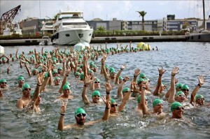 Un grupo de nadadores del millar de participantes antes de salir/efe Un grupo de nadadores del millar de participantes antes de salir/efe