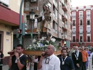 Un grupo de cofrades lleva a hombros a la Virgen del Carmen en el Grao Un grupo de cofrades lleva a hombros a la Virgen del Carmen en el Grao
