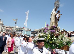 La alcaldesa realizó una ofrenda antes de la misa ante la imagen