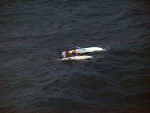 Los tripulantes del catamarán vistos desde el helicóptero de Salvamento antes de rescatarlos/salvamento marítimo