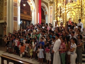 Los asistentes se hicieron una foto de familia en el altar al acabar la misa/j.a.b.