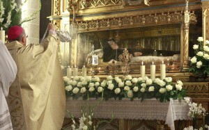 El arzobispo Carlos Osoro delante del cuerpo de la fundadora de la orden/alberto saiz El arzobispo Carlos Osoro delante del cuerpo de la fundadora de la orden/alberto saiz