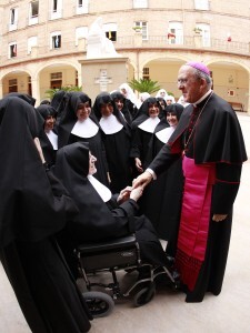 Monseñor Osoro saluda a un grupo de monjas de la orden/a.saiz-avan