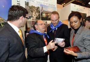 La consellera Johnson con el presidente de la Generalitat, Alberto Fabra, en Fitur