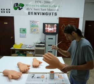 Miguel Soler modelando las manos de los gigantes/aavv san marcelino