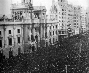 La actual plaza del Ayuntamiento el día de la proclamación de la II República