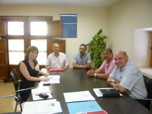 La directora general de Participacion Ciudadana, María Barrios, a la izquierda, con los dirigentes de Cavecova