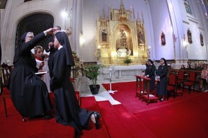 Una de las jóvenes profesando los votos/alberto saiz-avan Una de las jóvenes profesando los votos/alberto saiz-avan
