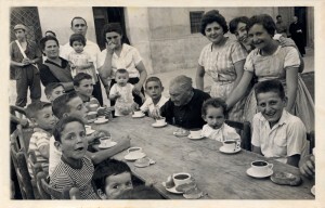 Una chocolatada organizada durante fiestas pasadas con un grupo de niños/Modeseto Sepúlveda