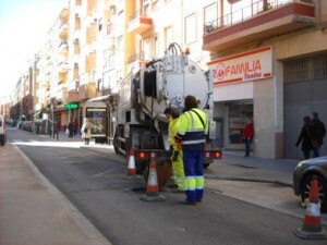 Un equipo realiza la retirada de residuos de alcantarillado de una calle de la ciudad/ayto vlc