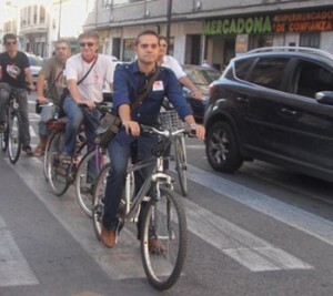 Amadeu Sanchis circula en bici por el barrio de Benimaclet