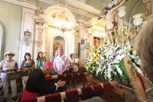 El prelado de la diócesis de Valencia reza ante el crucificado en la iglesia de El Palmar/avan