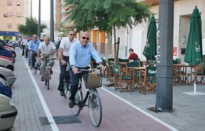 El edil Novo circula en bici junto a otras personas por un carril de la ciudad