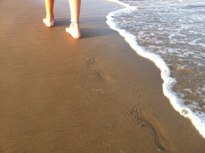 Una persona camina descalza por una playa de Valencia/mar y sombra Una persona camina descalza por una playa de Valencia/mar y sombra