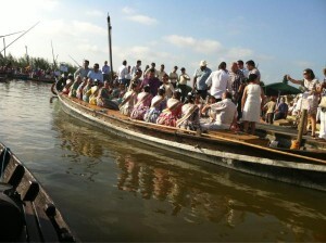 Las falleras en una de las barcas/@arturpart