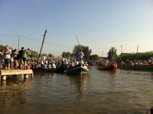 Las barcas zarpan del embarcadero para participar en la comitiva/@arturpart Las barcas zarpan del embarcadero para participar en la comitiva/@arturpart