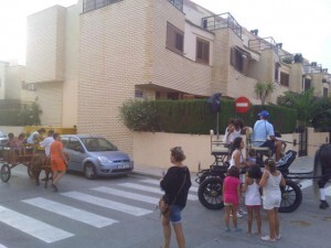 Un grupo de niños subidos en carruajes tirados por caballos ayer tarde/vlcciudad Un grupo de niños subidos en carruajes tirados por caballos ayer tarde/vlcciudad
