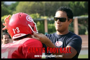 El entrenador del Valencia Giants le coloca el casco a Guardado/valencia giants