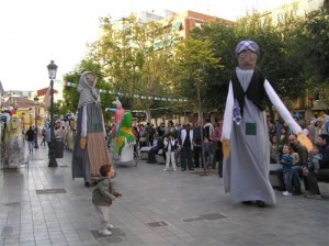 Los gigantes Marcelino y Marcelina en un pasacalle en el barrio de Patraix/aavv san marcelino