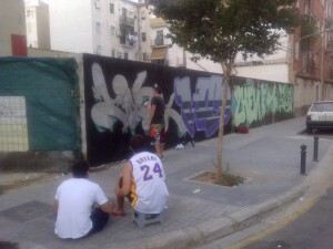 Uno de los jóvenes decora la pared del solar ante la mirada de otros dos/vlcciudad Uno de los jóvenes decora la pared del solar ante la mirada de otros dos/vlcciudad