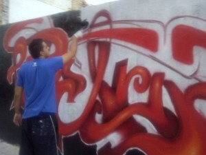 Otro de los jóvenes en otra pared ultima el trabajo/vlcciudad Otro de los jóvenes en otra pared ultima el trabajo/vlcciudad