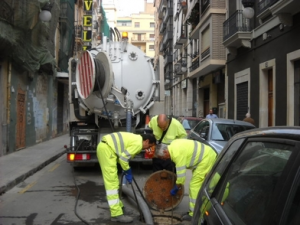 Varios operarios limpiezan un tramo de la red de saneamiento Varios operarios limpiezan un tramo de la red de saneamiento