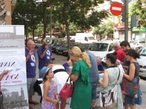 Un grupo de personas en la mesa que ha montado la asociación en el Mercado de Jesús/aavv patraix