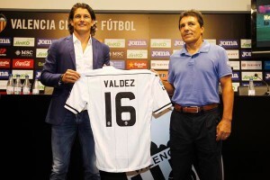 El nuevo jugador Nelsón Valdez sujeta su camiseta mientras por el otro lado la ase el valencianista Rubén Valdez/vcf