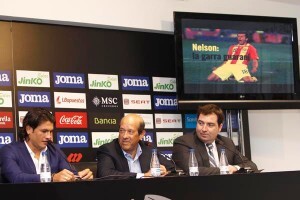 El jugador con el presidente del Valencia, Manolo Llorente, en la presentación a los medios de comunicación/vcf