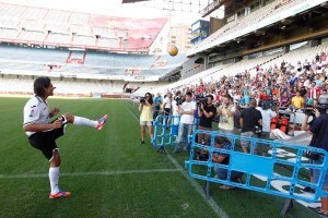 Nelson Valdez lanza la pelota a la grada che donde hubo decenas de seguidores y algunos paraguayos/vlc