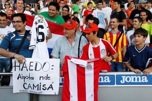 Un grupo de seguidores en las gradas del Mestalla/vcf