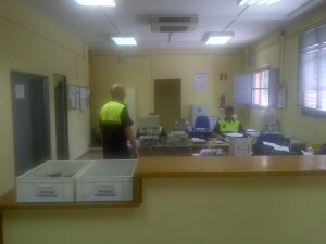 Una de las dependencias de la oficina donde los agentes clasifican y atienden al público/vlcciudad Una de las dependencias de la oficina donde los agentes clasifican y atienden al público/vlcciudad