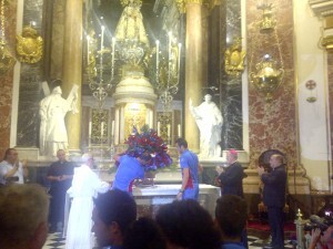 Iborra y Juanfran entregaron la ofrenda floral compuesta por flores que formaron los colores granotas/vlcciudad