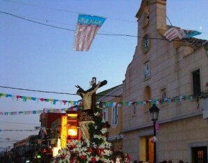 La imagen del Cristo a su vuelta del lago para entrar a la iglesia/juanfrán barberá