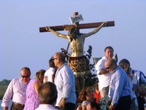 La imagen del Cristo de la Salud en una embarcacion/juanfrán barberá