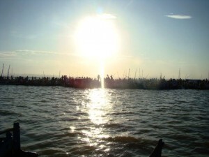 Una imagen de la procesión por el lago/juafrán barberá