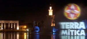 Una vista nocturna del piromusical de fuegos artificiales Una vista nocturna del piromusical de fuegos artificiales