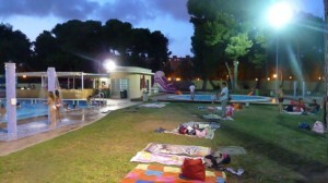 Vista de una sesión nocturna en la Piscina del Parque del Oeste/aquaval