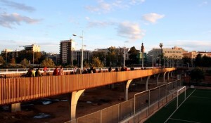 Un grupo de personas atraviesa la zona peatonal de Pont de Fusta Un grupo de personas atraviesa la zona peatonal de Pont de Fusta