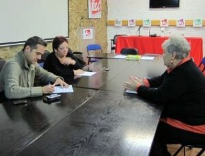 Amadeu Sanchis y Gloria Marcos en una reunión con una dirigente de un colectivo vicentino