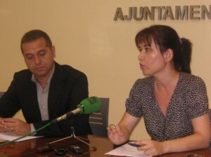 La edil Rosa Albert en una rueda de prensa junto al portavoz de EU, Amadeu Sanchis/eupv