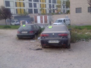 Dos de los cinco vehículos abandonados con las pegatinas que coloca la policía local/vlcciudad