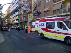 Los equipos médicos esperaron a que bajaran al anciano/m.c.